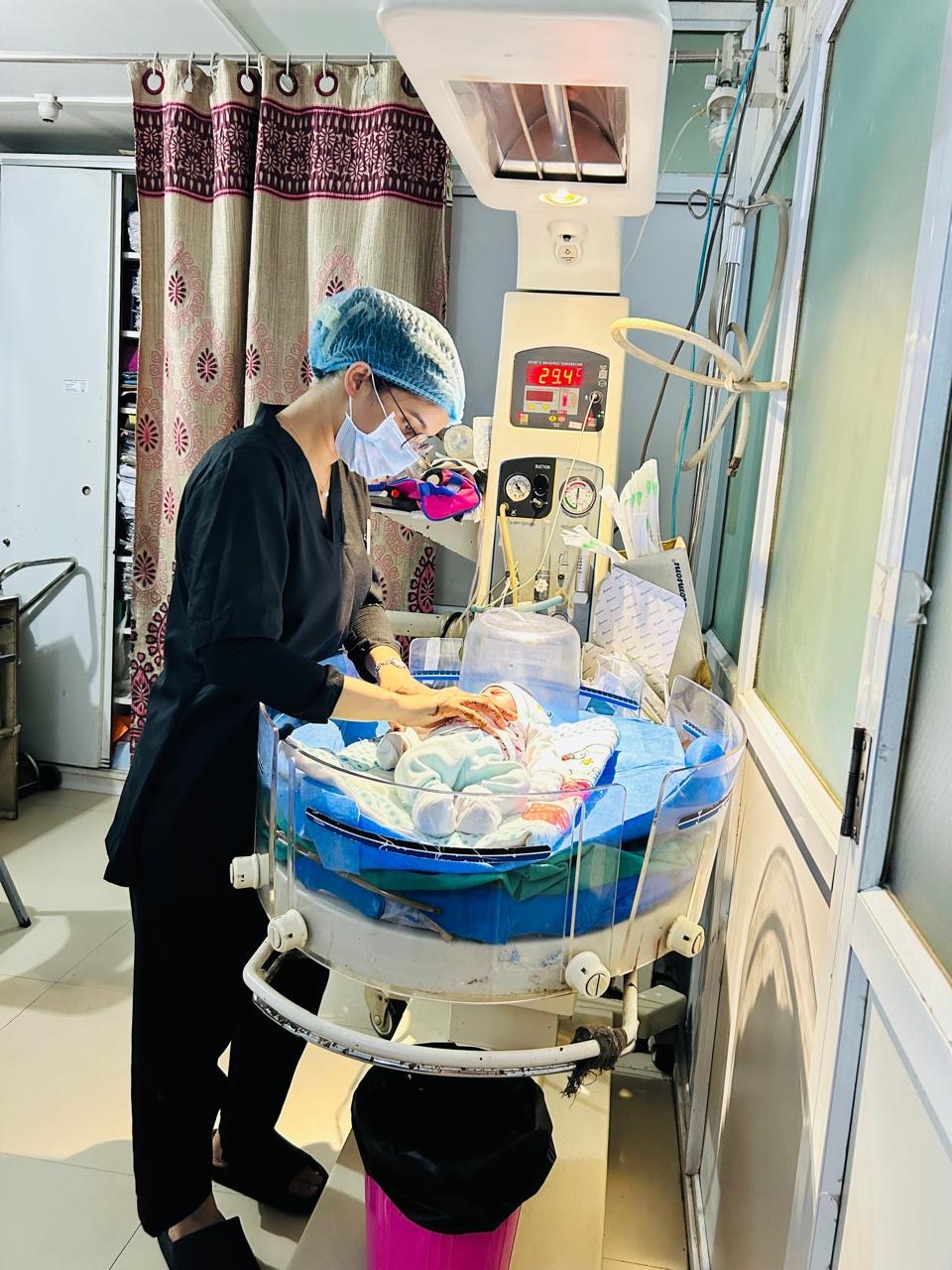Nurse caring for a newborn in an infant warmer at Aashirwad Hospital, Bhopal