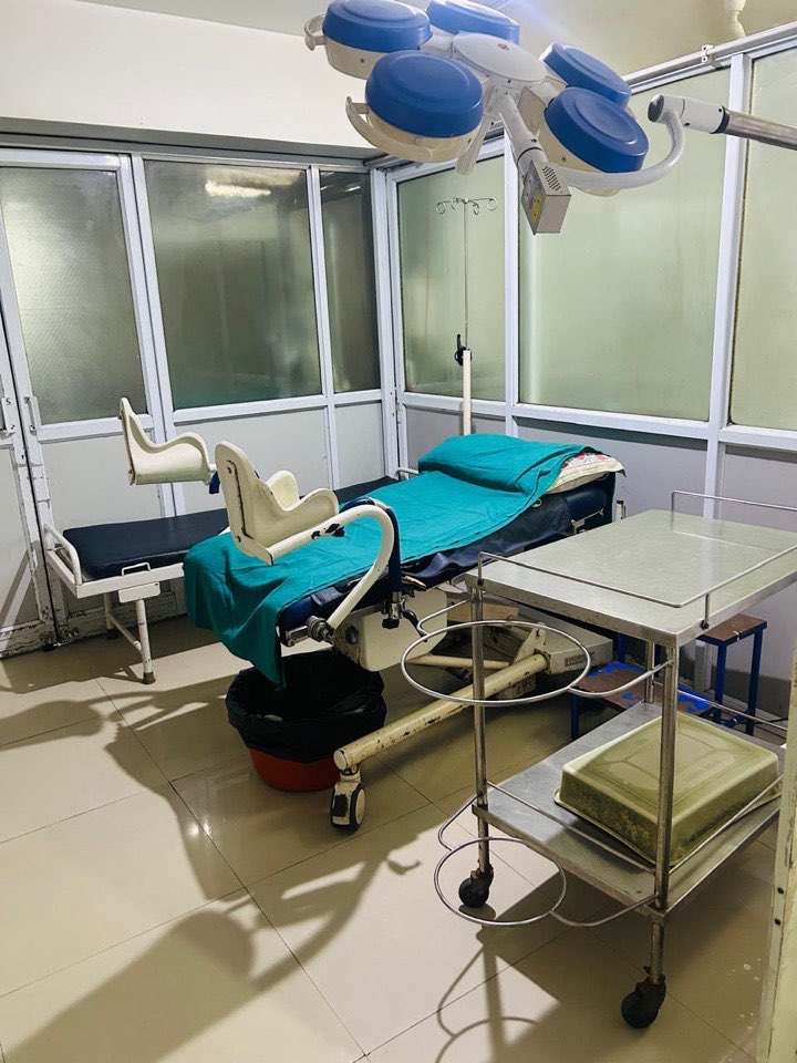 Labour and delivery room at Aashirwad Hospital with a hydraulic delivery table and LED surgical light