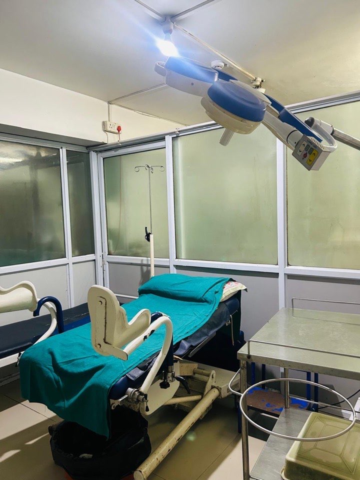 Delivery suite at Aashirwad Hospital with overhead surgical lighting and IV support