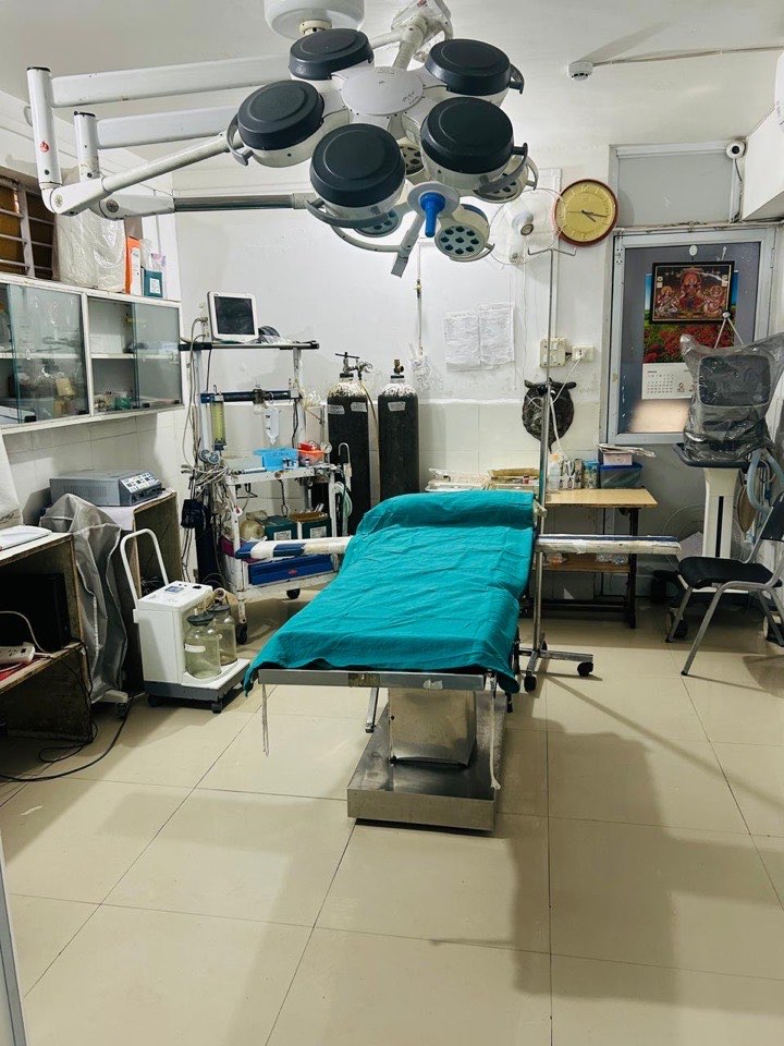Operating theatre at Aashirwad Hospital with surgical table, anaesthesia equipment and oxygen supply